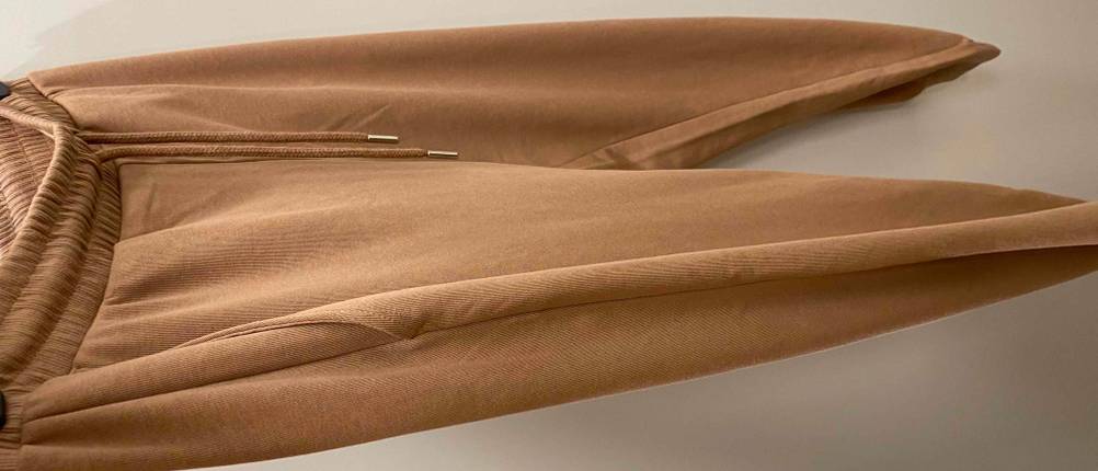 Jogginghose für Damen im Test: Hier ist die Länge der Hose gut erkennbar