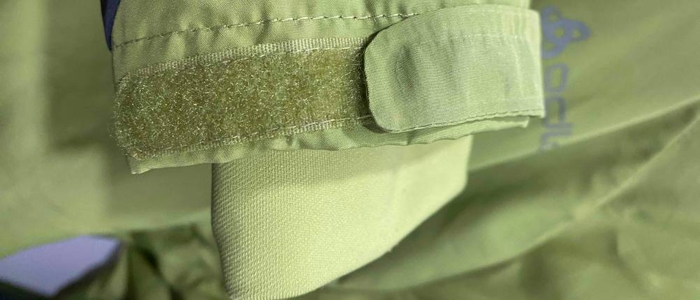 Herren-Outdoor-Jacke-Test: Bündchen-Klettverschluss einer Odlo- Outdoor-Jacke für Herren. 