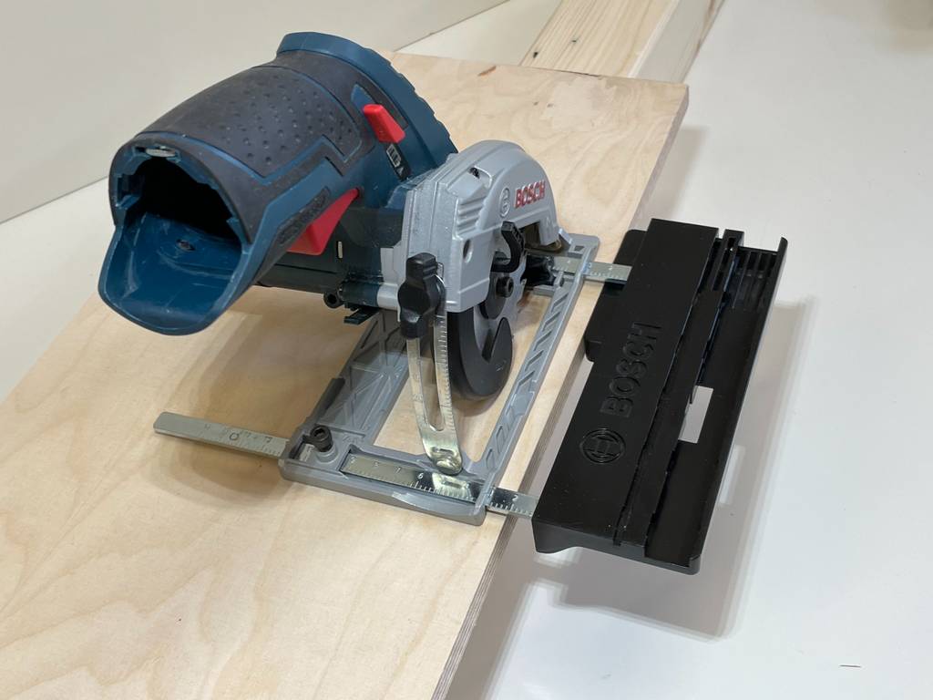 Bosch-Handkreissäge auf Arbeitsstück montiert.