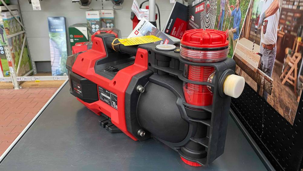 Einhell-Gartenpumpe getestet: Eine rote Einhell-Gartenpumpe Aquina befindet sich in einem Verkaufsbereich.