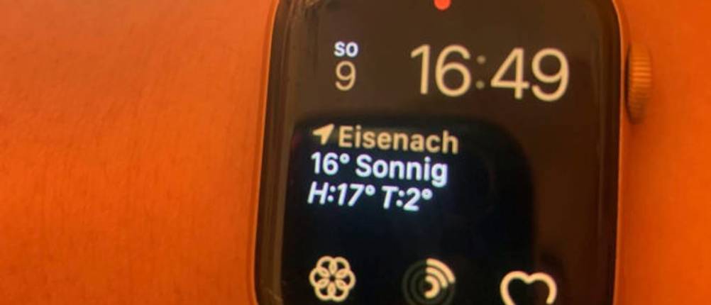 Man sieht eine EKG-Uhr Watch Series 6.