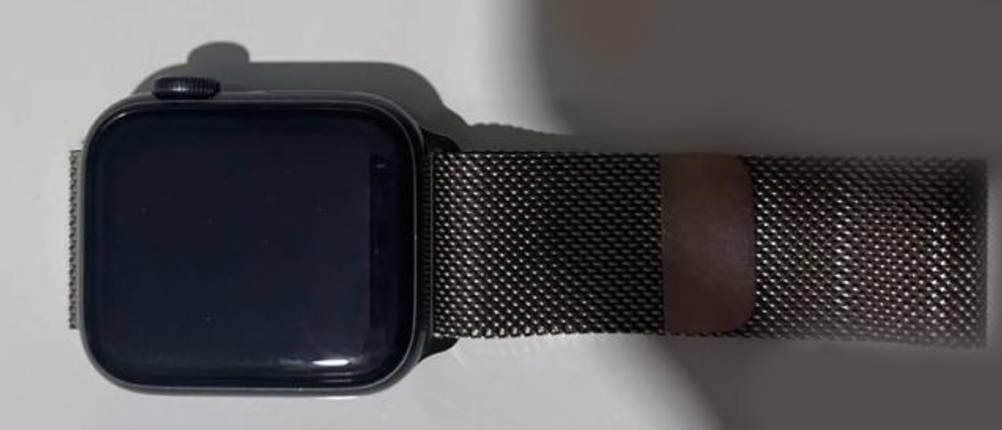 Man sieht die EKG-Uhr Watch Series 6, auf die ein Schatten geworfen wird.