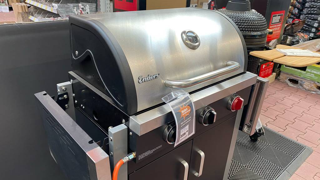 Getesteter Enders-Gasgrill mit integriertem Unterschrank steht geschlossen in einem Verkaufsraum.