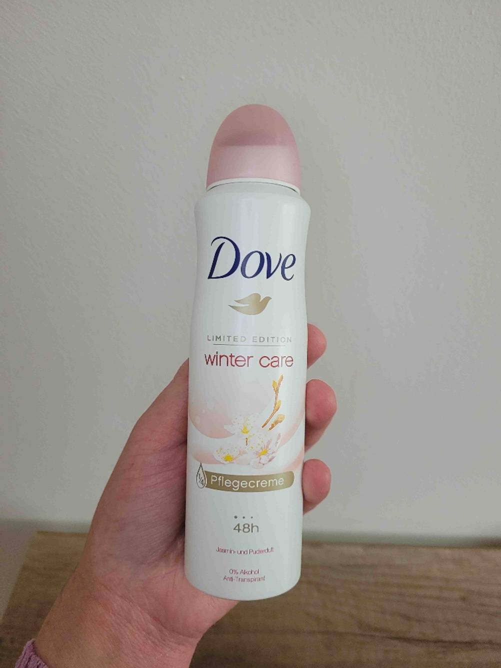 Deo-Test: Eine Hand hält ein Deospray vor einem weißen Hintergrund.