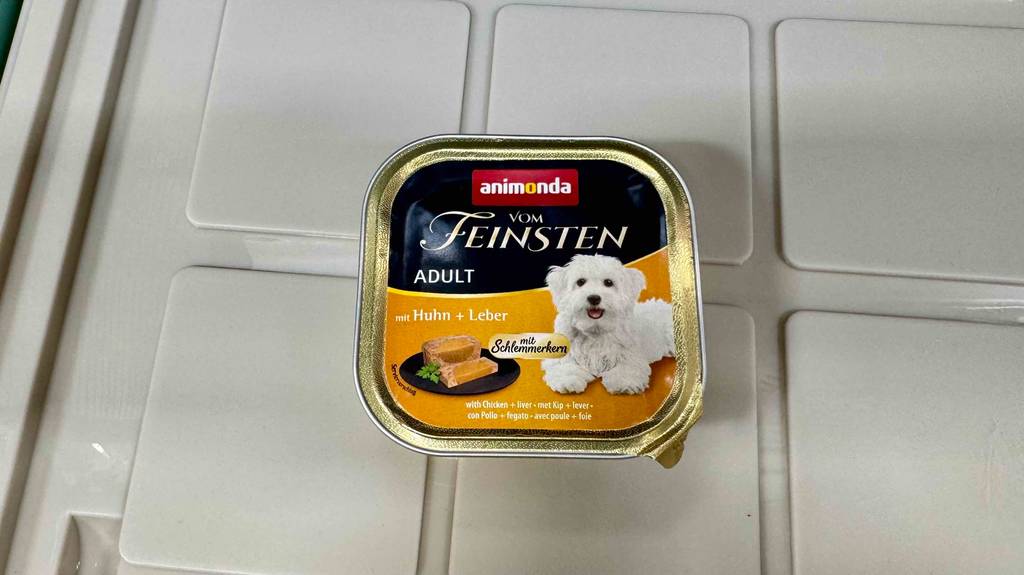 Animonda-Nassfutter für Hunde im Test befindet sich in einer Schale auf einem Fliesenboden.