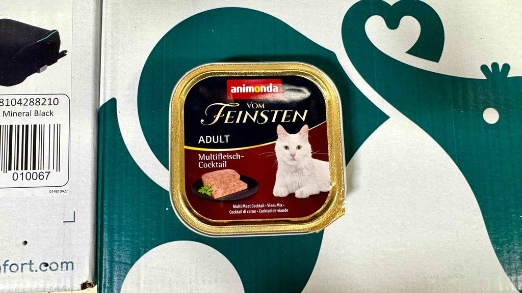 Test: Animonda-Nassfutter für Katzen in einer Schale, die auf einem Karton steht.