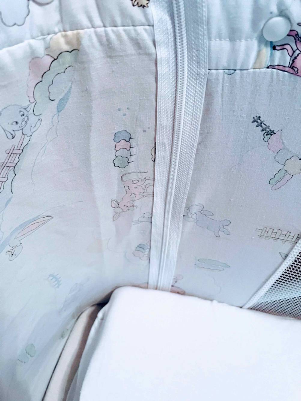 Nahaufnahme von Matratze und Reißverschluss der abnehmbaren Stoffverkleidung eines getesteten Baby-Reisebetts.