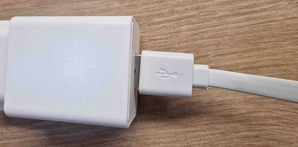 Detailansicht des Steckers inklusive USB-Kabel sowie USB-Anschluss eines Babyphones mit Kamera.