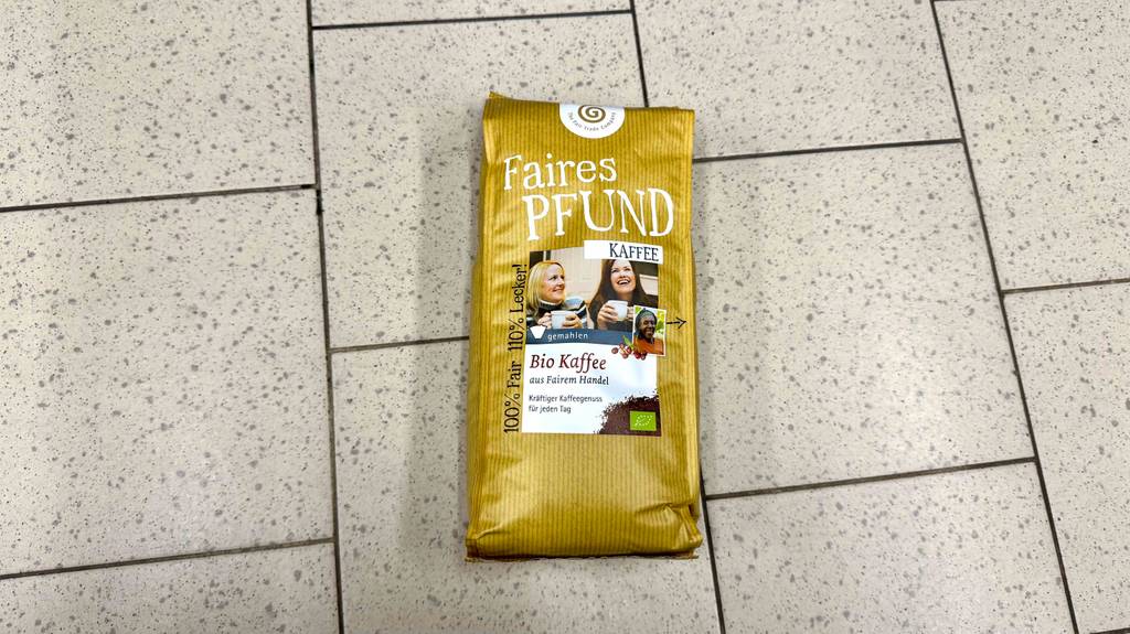 Bio-Kaffee-Test: Eine Packung mit gemahlenem Kaffee liegt auf einem Fliesenbelag.