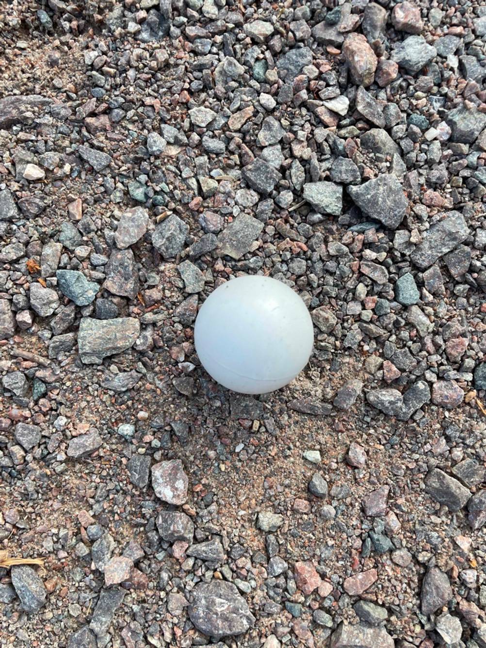 Boule-Test: Nahaufnahme einer weißen Zielkugel aus Kunststoff.