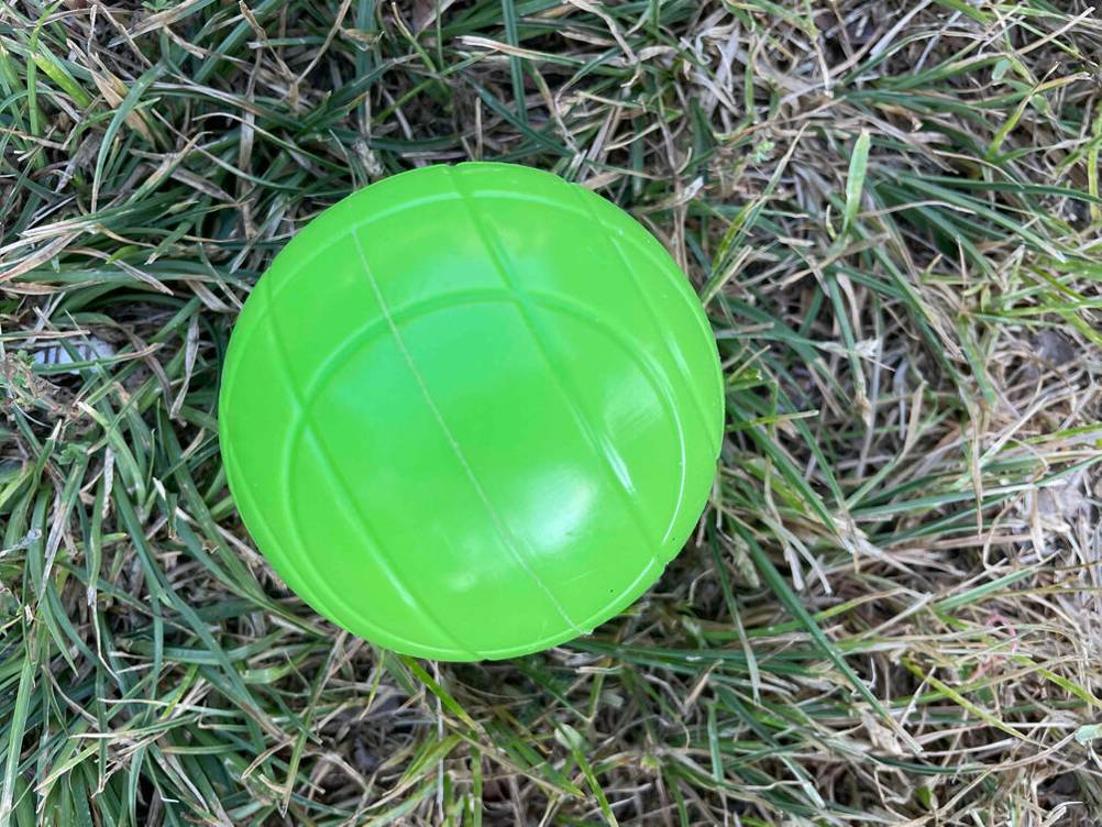 Boule im Test: Nahaufnahme einer auf Gras liegenden grünen Kugel aus Kunststoff.