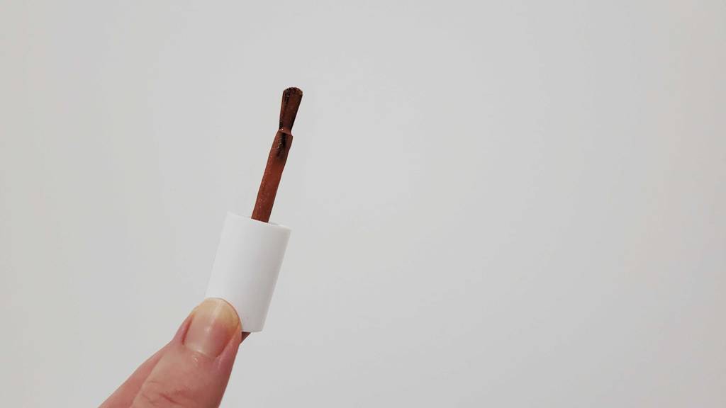 Getestet: Essie-Nagelack auf dem Pinsel in einer Damenhand.