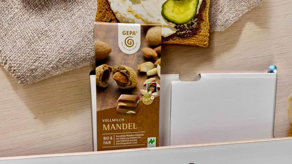 GEPA-Schokoladen im Test: Eine Tafel Schokolade Vollmilch-Mandel steht auf einem Regal.