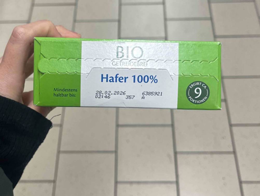 Im Test: Der Getreidebrei aus 100 % Hafer befindet sich in der grünen Packung inklusive Mindesthaltbarkeitsdatum.