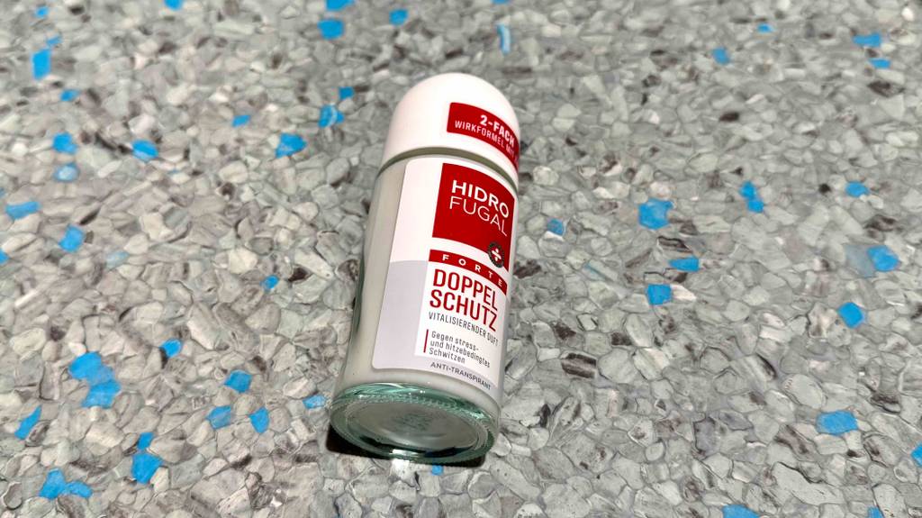 Ein Roller mit Hidrofugal-Deo im Test liegt auf einem Linoleumboden.