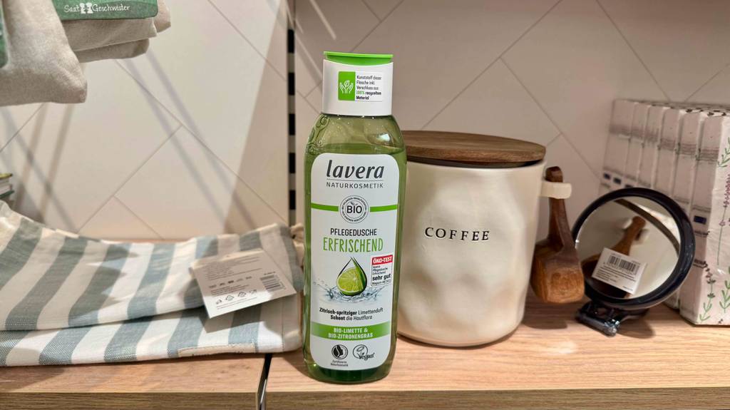 Lavera-Duschgel im Test: Eine transparente Quetschflasche befindet sich auf einem Regal im Verkaufsbereich.