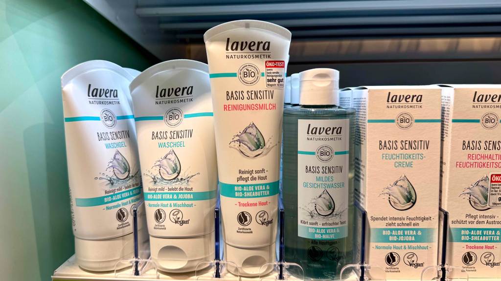 Im Test: Lavera-Gesichtsreinigung in der Tube steht auf einem Verkaufsregal zwischen anderen Kosmetikprodukten.