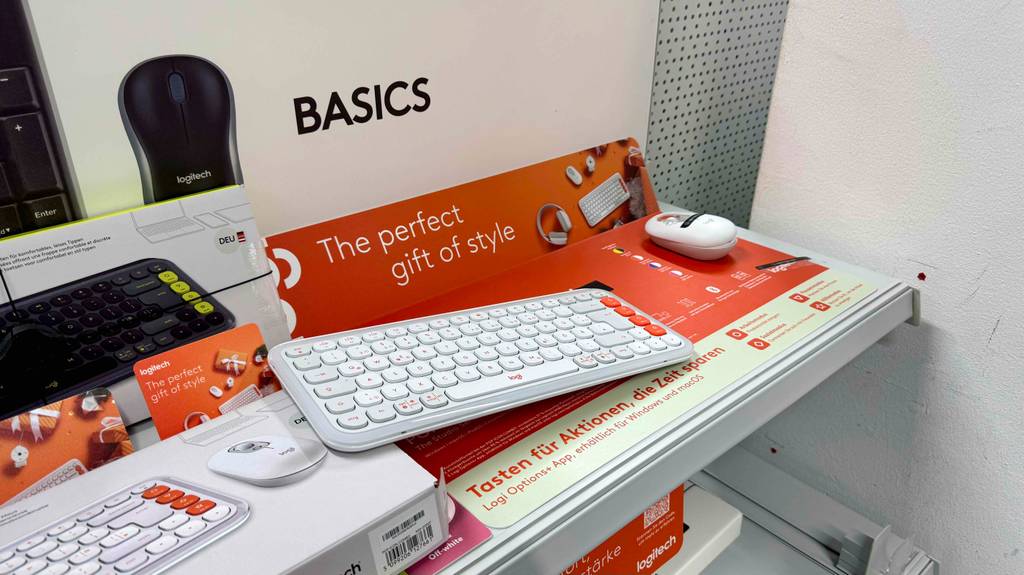 Seitenansicht auf ein getestetes Logitech-Tastatur-Maus-Set, das auf einem Ausstellungstisch im Verkauf steht.