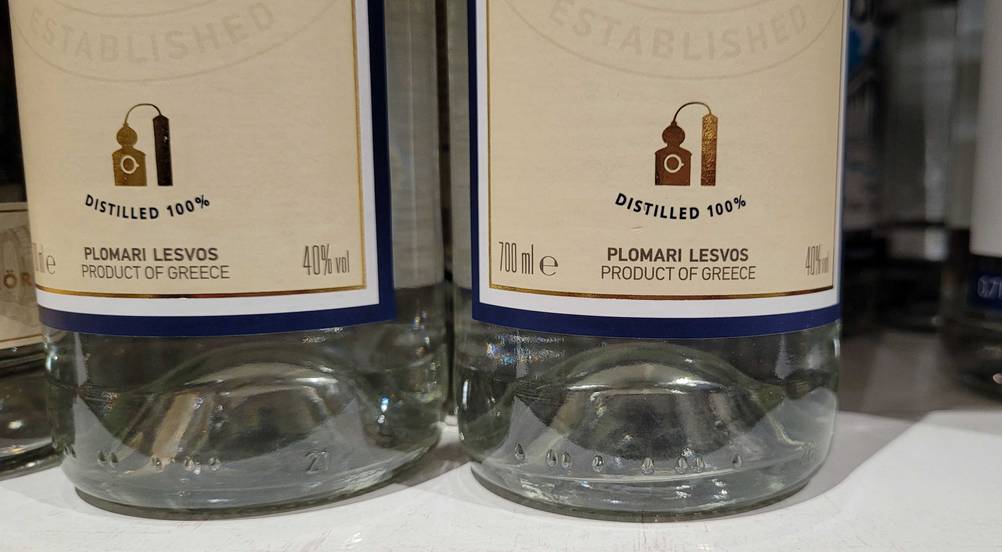 Nahaufnahme des beigefarbenen Flaschenetiketts inklusive Produktinformationen von einem Ouzo im Test.