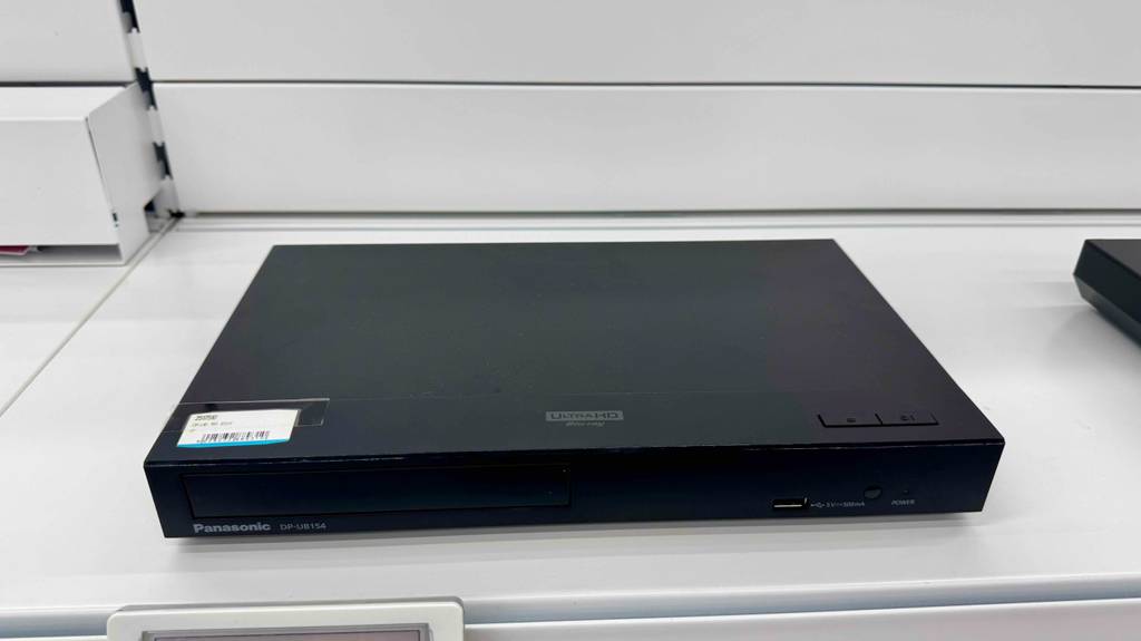 Getestet: Der HD-Receiver von Panasonic, von vorn betrachtet, steht auf einem weißen Regal.