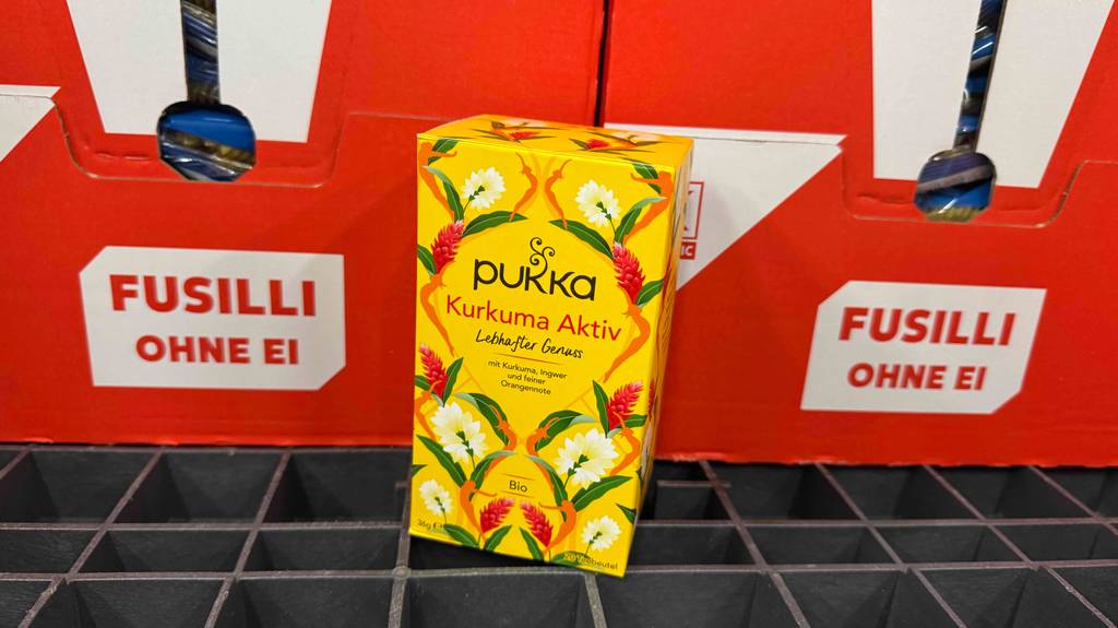 Pukka-Tee-Test: eine gelbe 36-g-Packung mit Kurkuma, aktiv, steht vor einem Karton mit Nudeln.