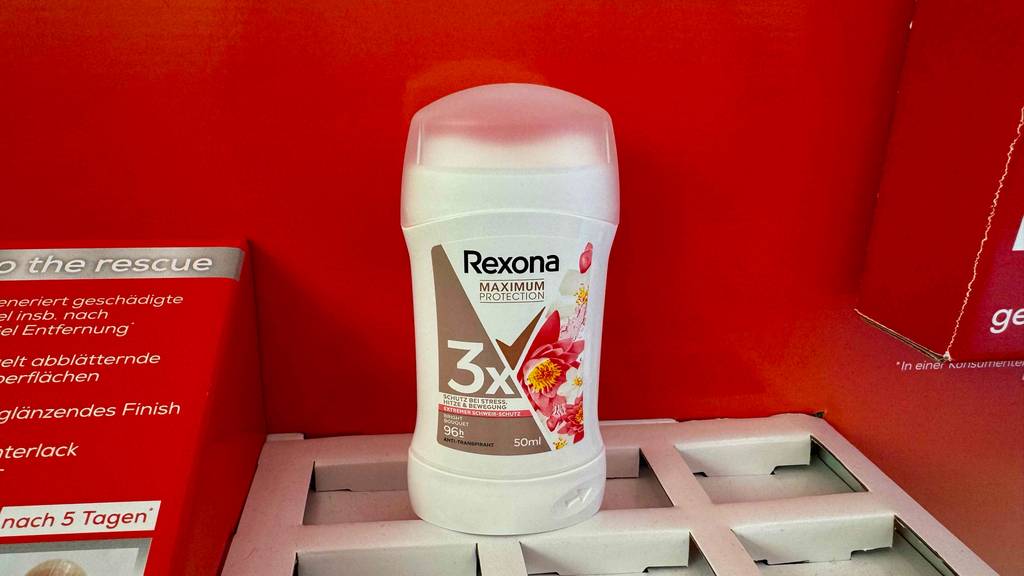 Ein Stick Rexona-Deodorant im Test steht vor einer roten Wand.