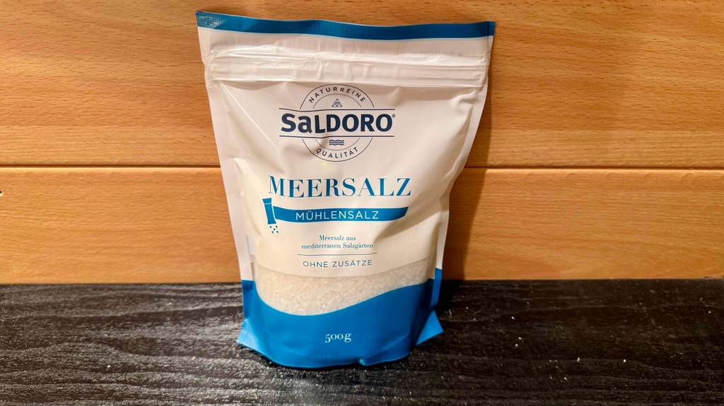 Getestet: Salz im 500-g-Beutel steht vor einer Holzfläche.
