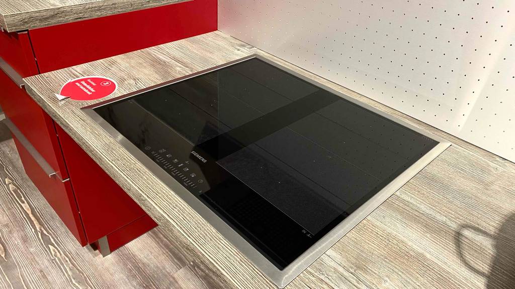 Getestet: Ein Siemens-Induktionskochfeld mit 60 cm Seitenlänge ist in einer Arbeitsplatte mit Holzoptik integriert.