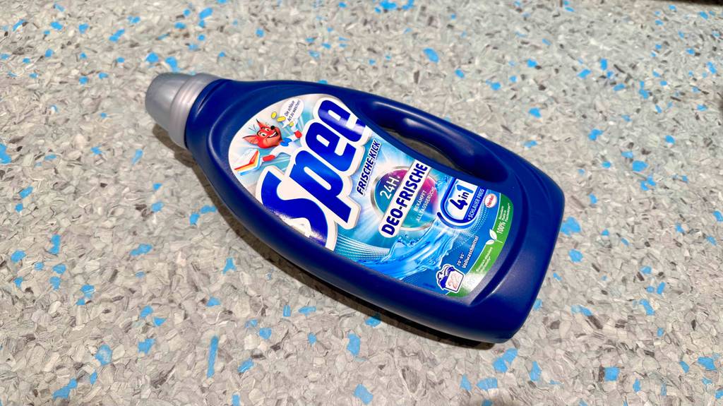 Getestet: Spee-Waschmittel in der Flasche liegt auf einem Linoleumboden.