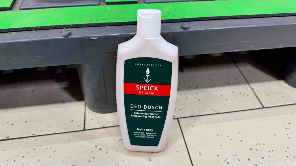 Speick-Duschgel im Test steht in der Quetschflasche vor einem Regal auf dem Boden.