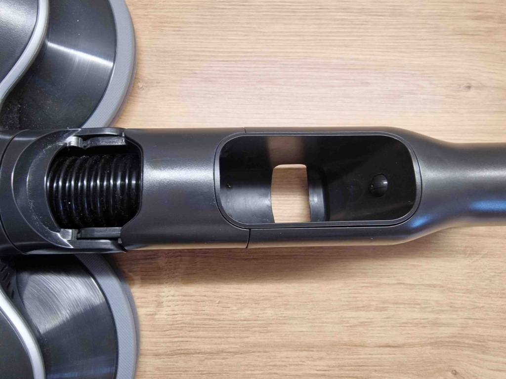 Sprühwischer-Test: Detailansicht der Wischeinheit inklusive Wassertankaussparung.