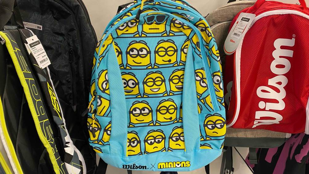 Kinder-Tennisrucksack im Test: türkisfarbiges Modell der Marke Wilson mit gelbem Minions-Motiv befindet sich zwischen einem schwarzen und einem roten Kinder-Rucksack.