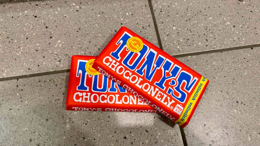 Zwei Tafeln Tony's Schokolade im Test liegen übereinander auf einem Fliesenbelag.