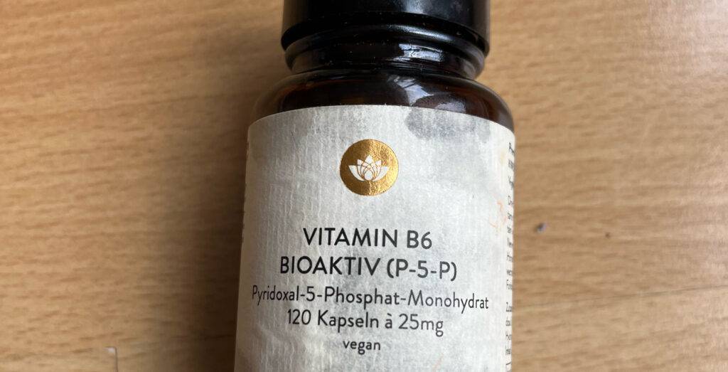 Vitamin B6 im Test: Detailansicht eines Etiketts auf einer blickdichten Schraubflasche.