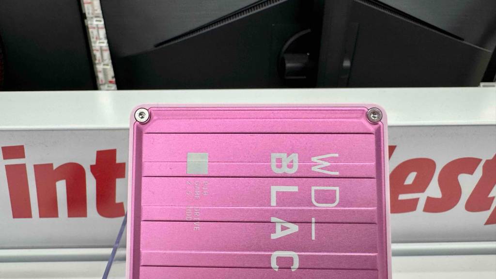 2 TB-HDD Test: Detailansicht der externen, rosafarbenen Festplatte.