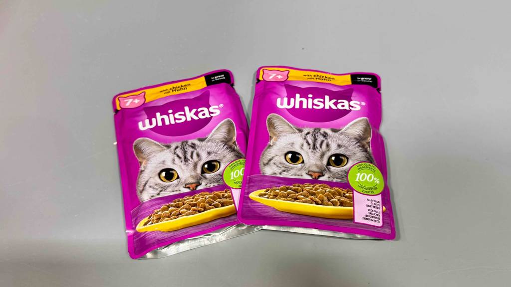 Whiskas-Nassfutter-Test: Zwei pinkfarbene Frischhaltebeutel liegen nebeneinander auf einer grauen Oberfläche.