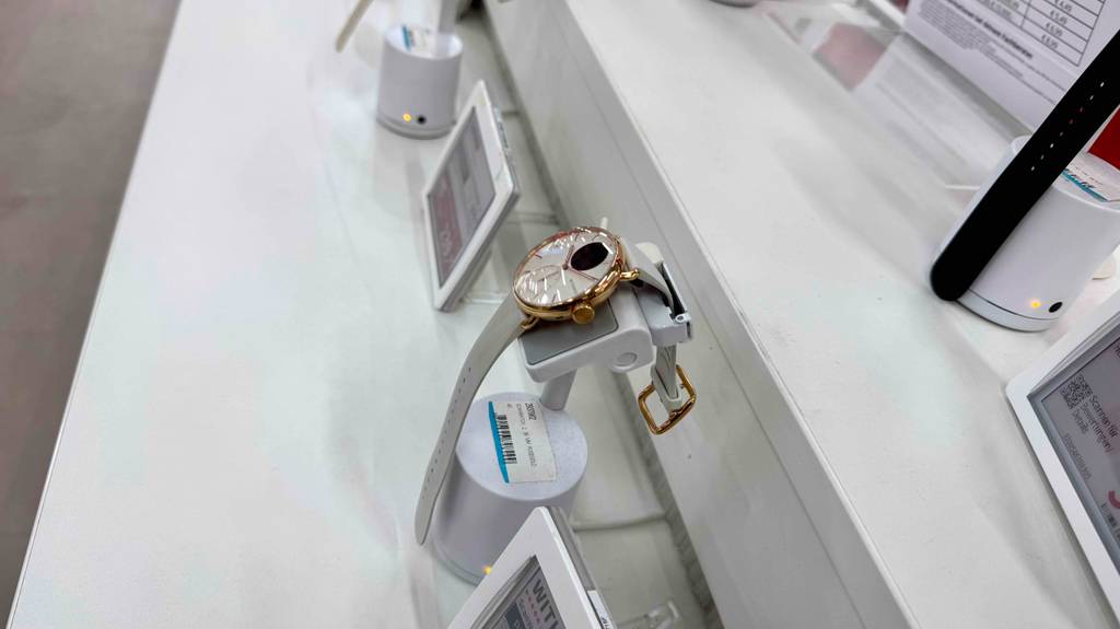 Withings-Uhren im Test: Eine Damenuhr mit weißem Lederarmband befindet sich auf einem Ausstellungsregal.