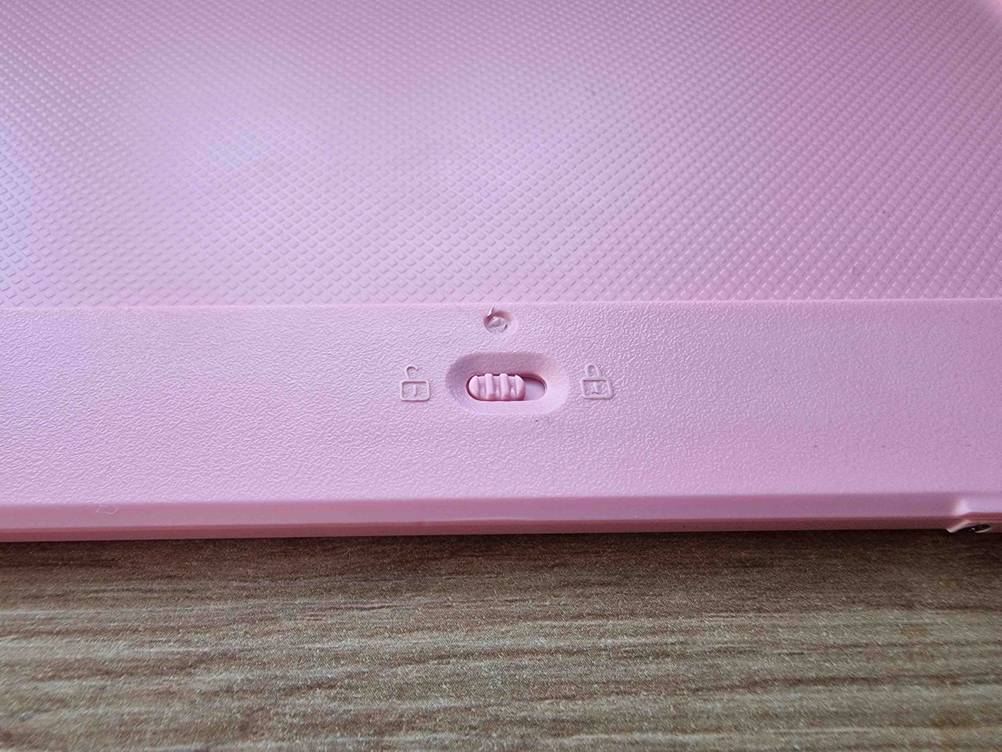 Rosa getestete Zaubertafel mit Fokus auf den Einschalt-Schieber.