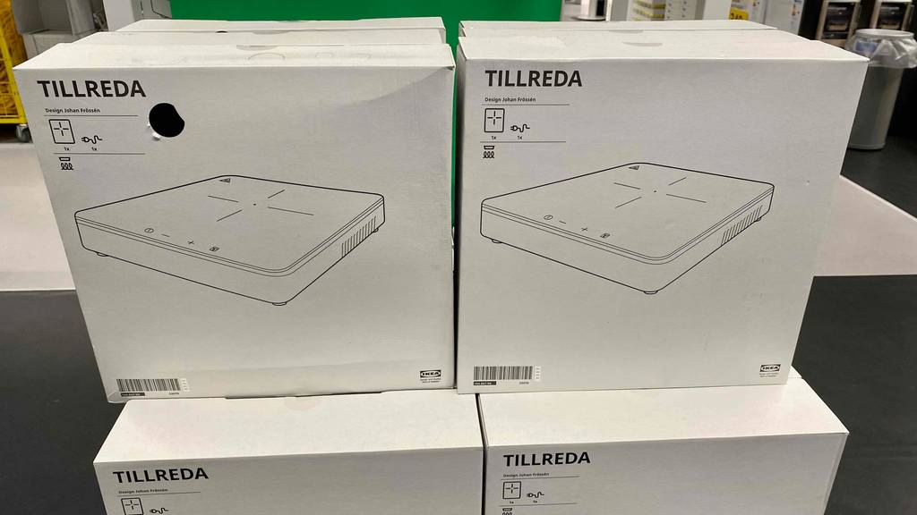 Tragbare getestete Induktionskochfelder Tillreda von Ikea stehen verpackt im Verkaufsregal.