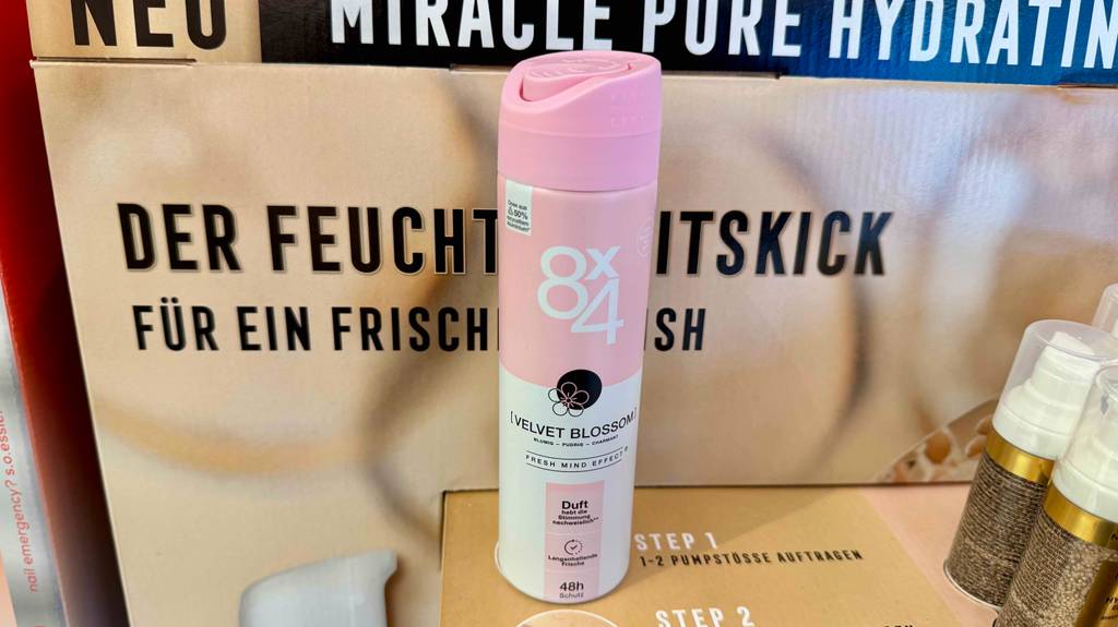 Im Test: Ein 8x4-Deo-Spray steht auf einem Karton.
