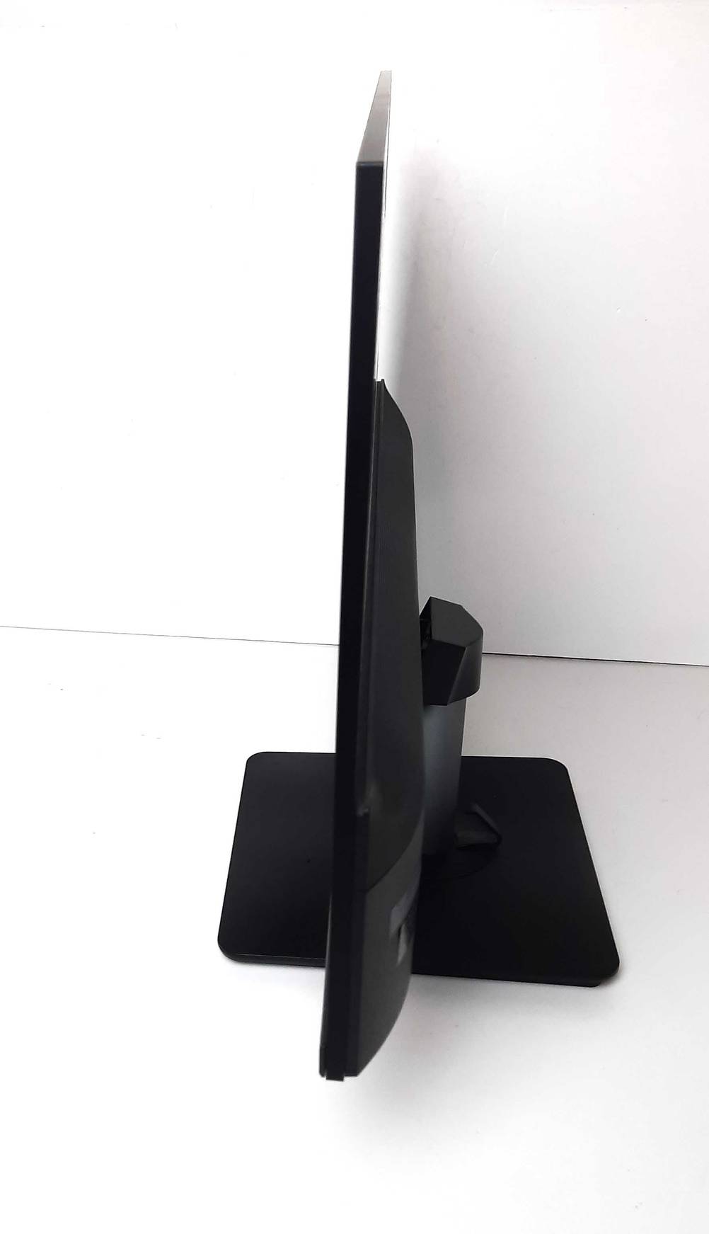 Gesamtansicht von der Seite eines schwarzen getesteten Acer Monitors mit 24-Zoll-Diagonale auf seinem Standfuß.