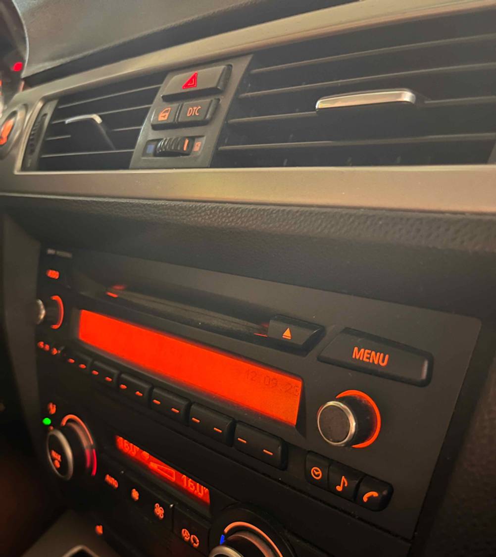 Getestetes Autoradio in einer Mittelkonsole eingebaut.
