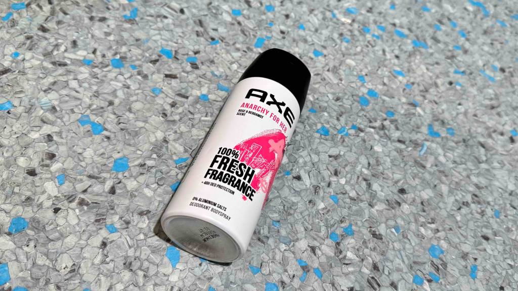 Axe-Deo-Test: Eine Dose Spray liegt auf einem Linoleumboden.