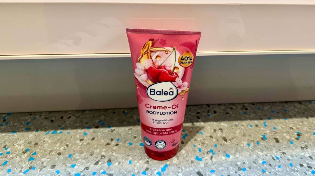 Eine Tube getesteter BALEA Bodylotion steht auf dem Boden.