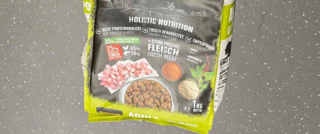 Belcando-Trockenfutter-Test: Nahaufnahme eines schwarz-grünen Verpackungsbeutels mit abgebildeten Nährstoffen.