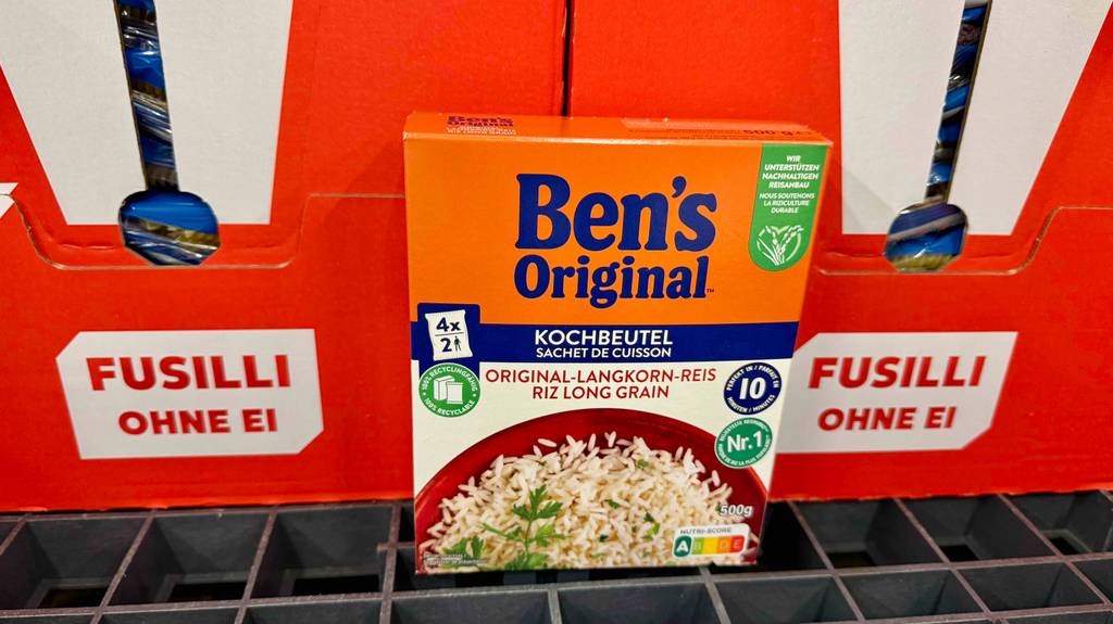 Bens Original Reis im Test: Eine 500-g-Packung steht vor einem Karton mit Nudeln.