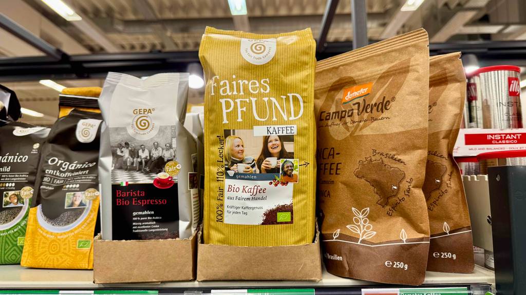 Bio-Kaffee im Test: Mehrere Packungen mit gemahlenem Kaffee stehen nebeneinander auf einem Verkaufsregal.
