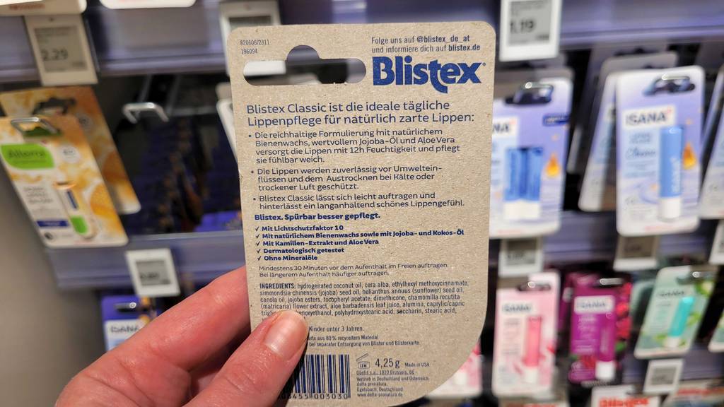Detailansicht der Produktbeschreibung auf der Verpackung einer Blistex-Lippenpflege im Test.