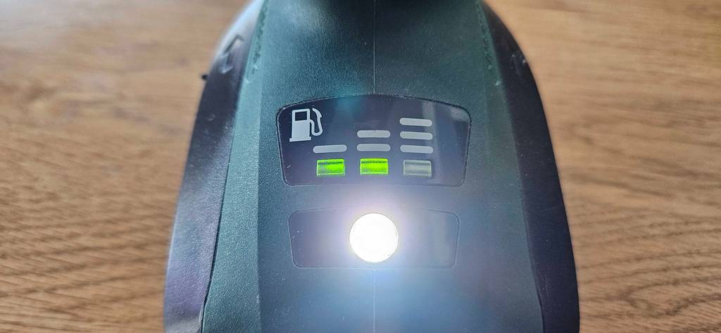 Nahaufnahme eines grünen Bosch-Akkuschraubers im Test: mit Fokus auf die Batteriestandanzeige.