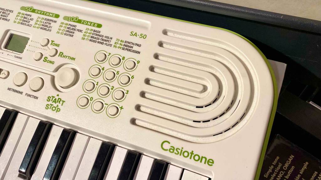 Detailansicht eines weißen getesteten Keyboards Casiotone von Casio.